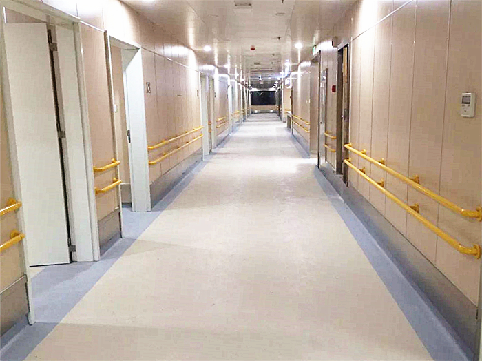 復(fù)學(xué)初期不提倡組織集體跑步 借助走廊通道扶手一樣可以鍛煉