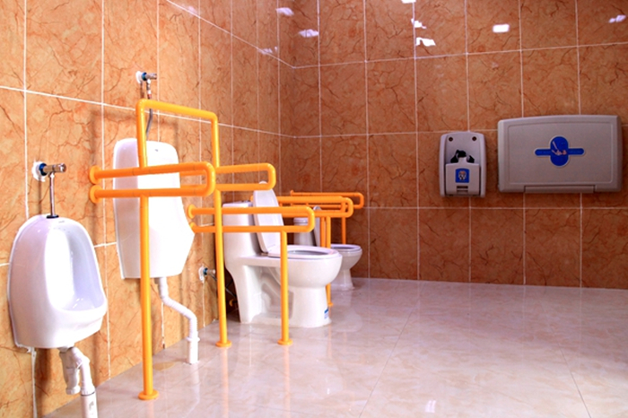 城鄉(xiāng)廁所改造升級，加裝衛(wèi)生間扶手等無障礙設(shè)施進行中